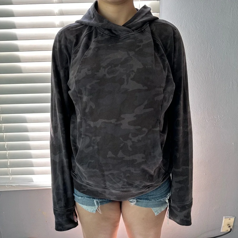 Lululemon Gray Camo Scuba Hoodie Size 8 pullover thumbhole sleeves
